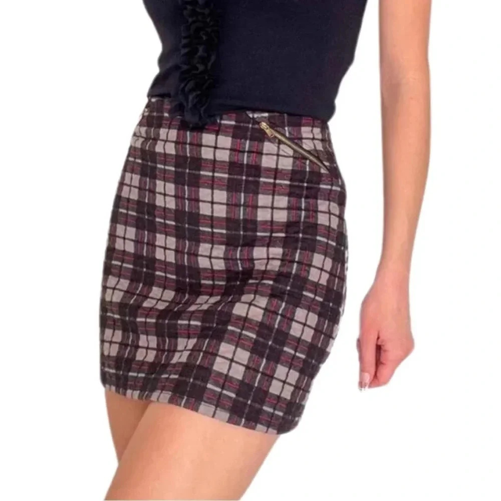 VERA WANG PLAID MINI SKIRT : Size 9 with zip closure and gold detailing.